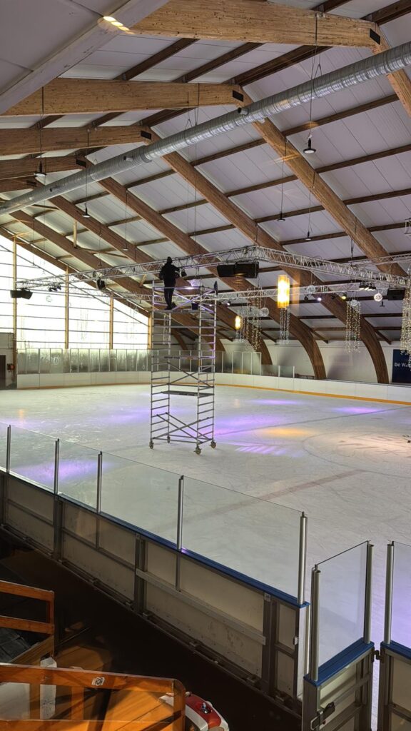 Kind zet de eerste stapjes op het ijs bij SkateWorld Leuven