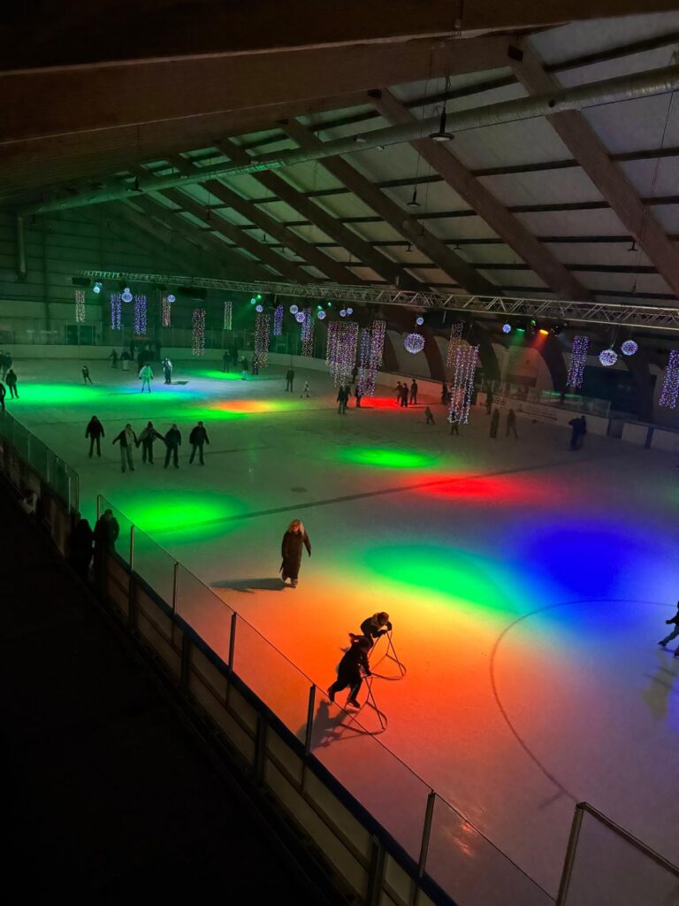 Volwassen schaatsers op de Olympische ijsbaan in Leuven